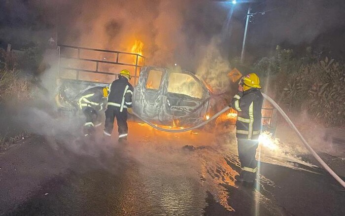 Encuentran camioneta en llamas en carretera Zitácuaro-Aputzio