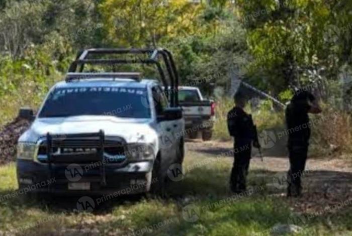 Encuentran cu3rpo con ropa militar en terracería de Tacámbaro