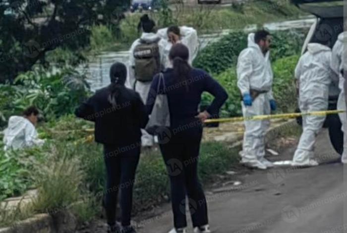 Encuentran cu3rpo flotando en canal de aguas, en Uruétaro