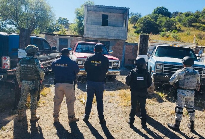 Encuentran dos vehículos robados en deshuesadero de Indaparapeo