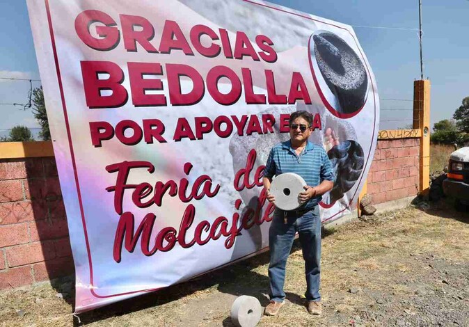 Entre muestras de apoyo y cariño reciben a Bedolla en la Feria del Molcajete