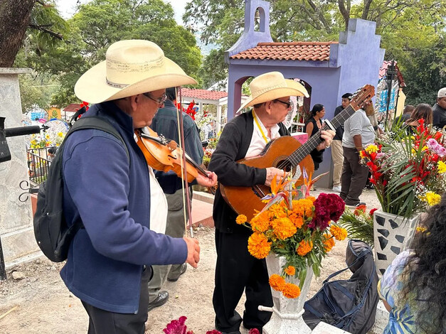 Entre norteños, banda y mariachi recuerdan a los muertos en Michoacán