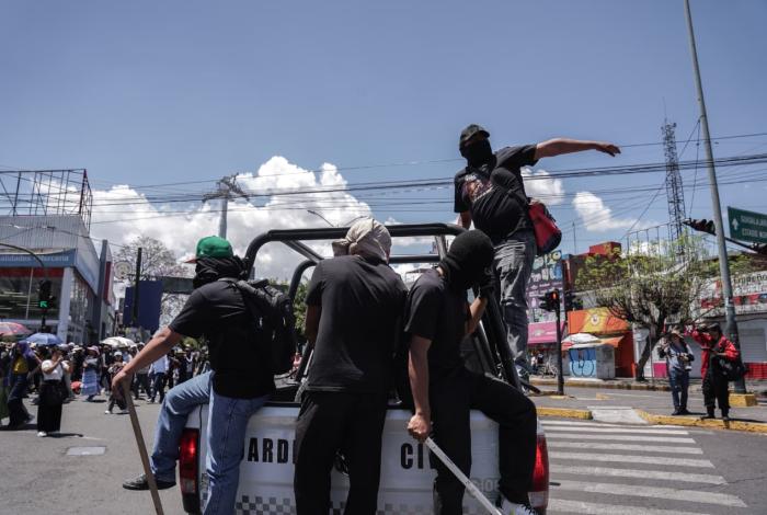 Entre pintas, qu3mas y agr3siones, avanza marcha por Arantepacua en Morelia