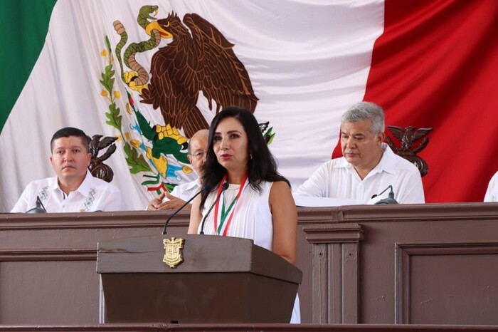 Entrega 76 Legislatura la Presea “Constitución de 1814” a Alma Rosa Bahena