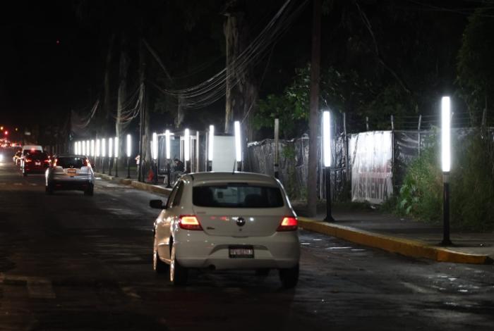 Entrega Alfonso Martínez nueva iluminación en la avenida Ventura Puente