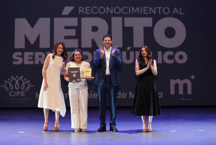 Entrega Alfonso Martínez Alcázar, premio a 10 destacados empleadas y empleados municipales