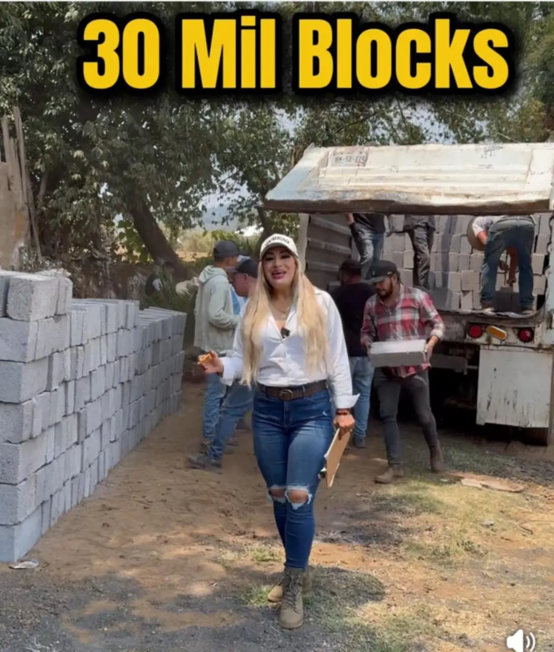 Entrega apoyos a familias de Los Reyes para mejora de viviendas: Humberto Jiménez