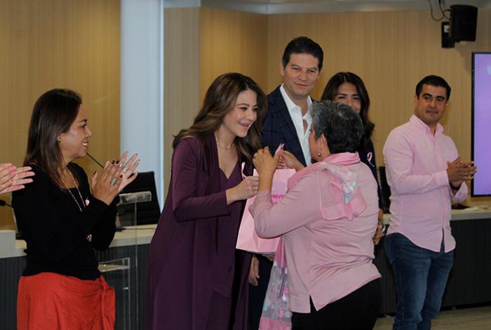 Entrega Ayuntamiento de Morelia prótesis de mama a pacientes con cáncer