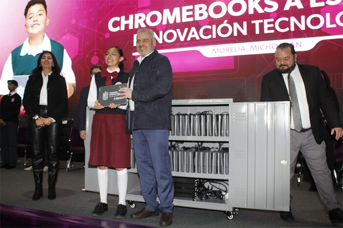 Entrega Bedolla 6 mil chromebooks en beneficio de 80 mil alumnos