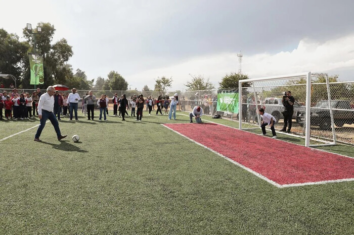 Entrega Bedolla cancha de futbol en Yurécuaro para prevenir el delito a través del deporte