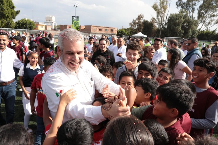 Entrega Bedolla cancha de fútbol en Yurécuaro para prevenir el delito a través del deporte