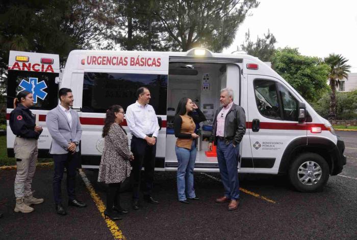 Entrega Bedolla nueva ambulancia a presidenta municipal de Queréndaro