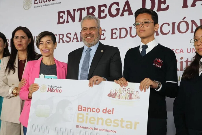 Entrega Bedolla tarjetas de la beca Rita Cetina para 208 mil estudiantes  en Michoacán