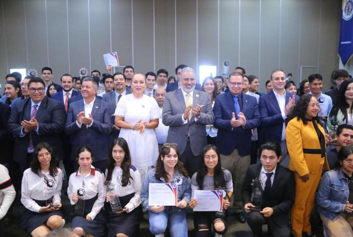 Entrega Canacintra Morelia Mérito Académico Industrial a jóvenes destacados