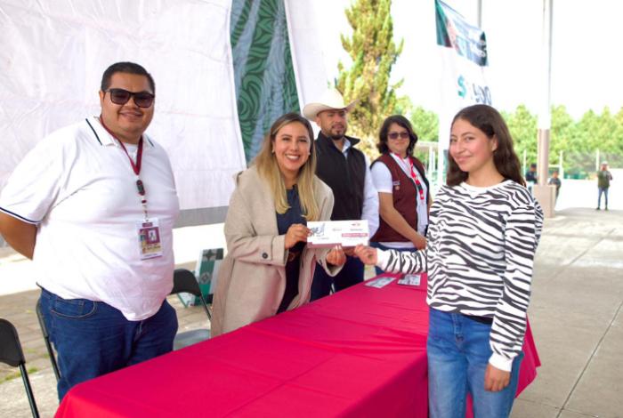 Entrega de Becas Benito Juárez fortalece a la juventud de Salvador Escalante: Dayana Pérez