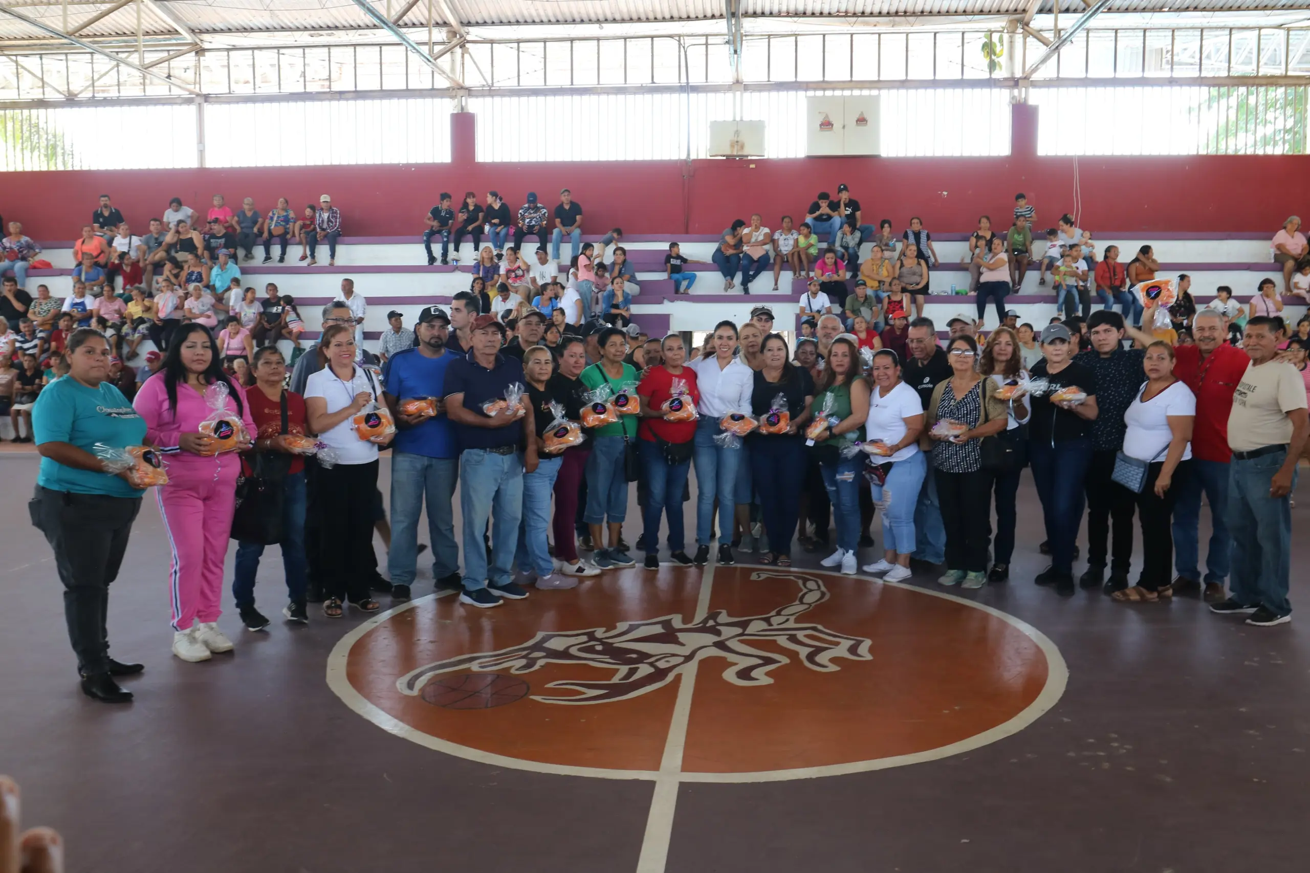 Entrega de cenas navideñas gratuitas en Apatzingán