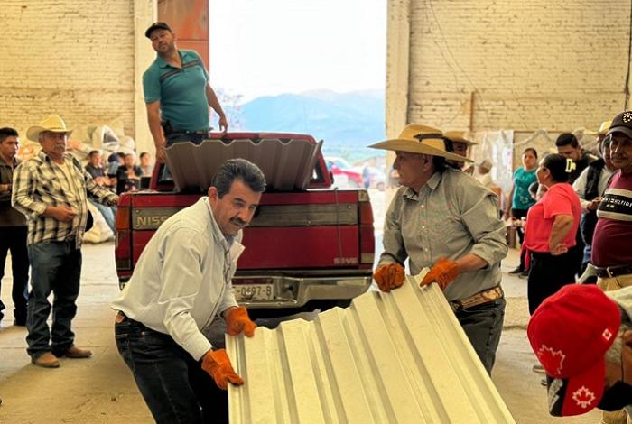 Entrega de lámina a bajo costo fortalece el bienestar de familias en Charo
