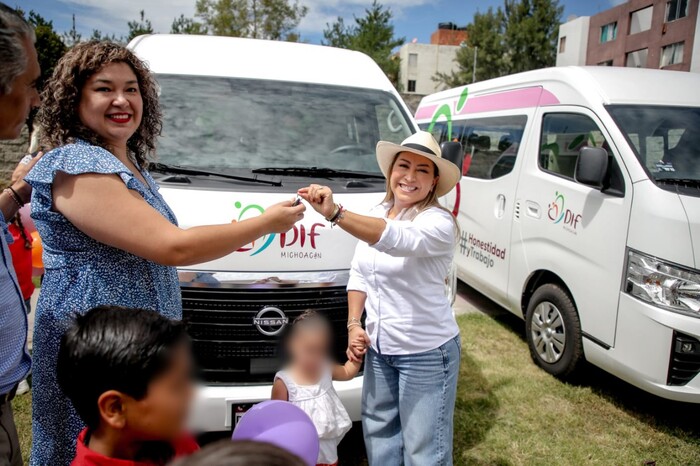 Entrega DIF Michoacán 4 camionetas a Centros de Asistencia Social