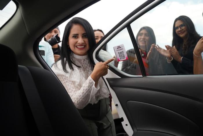 Entrega Gladyz Butanda, certificaciones de ‘Taxi Seguro’