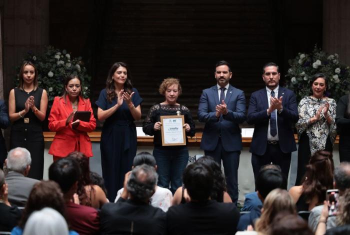 Entrega Gobierno de Alfonso Martínez, Presea Amalia Solórzano a Verónica Villaseñor