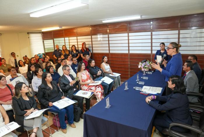 Entrega masiva de Títulos; Yarabí Ávila convoca a poner en alto el nombre de la UMSNH