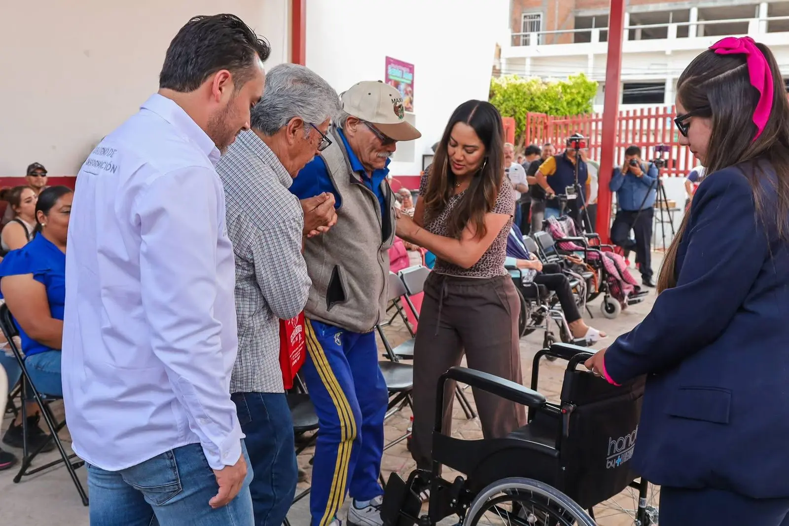 Entrega Mónica Valdez apoyos funcionales que transforman vidas en favor de las familias de Zacapu