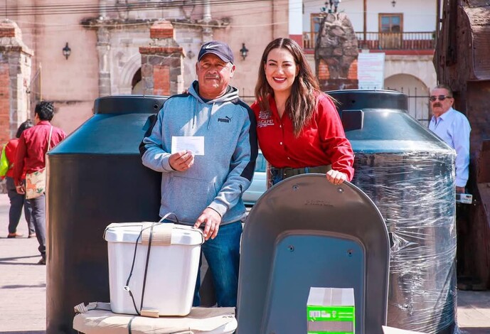 Entrega Mónica Valdez materiales para apoyar la economía familiar en Zacapu