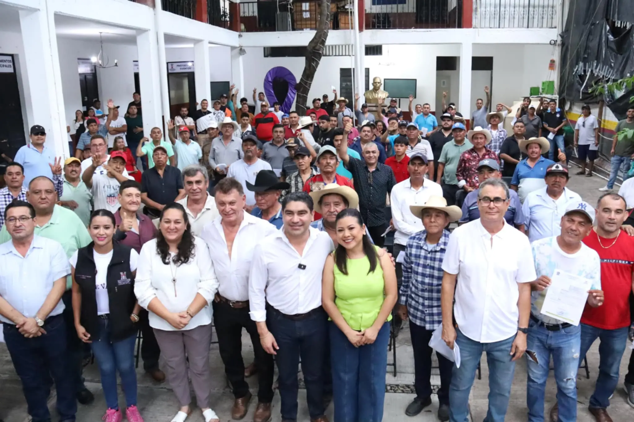 ENTREGA PABLO VARONA MATERIAL PARA VIVIENDA A GREMIO DE MÚSICOS, Y A QUIENES HAN SOLICITADO EN LOS DÍAS DE ATENCIÓN CIUDADANA