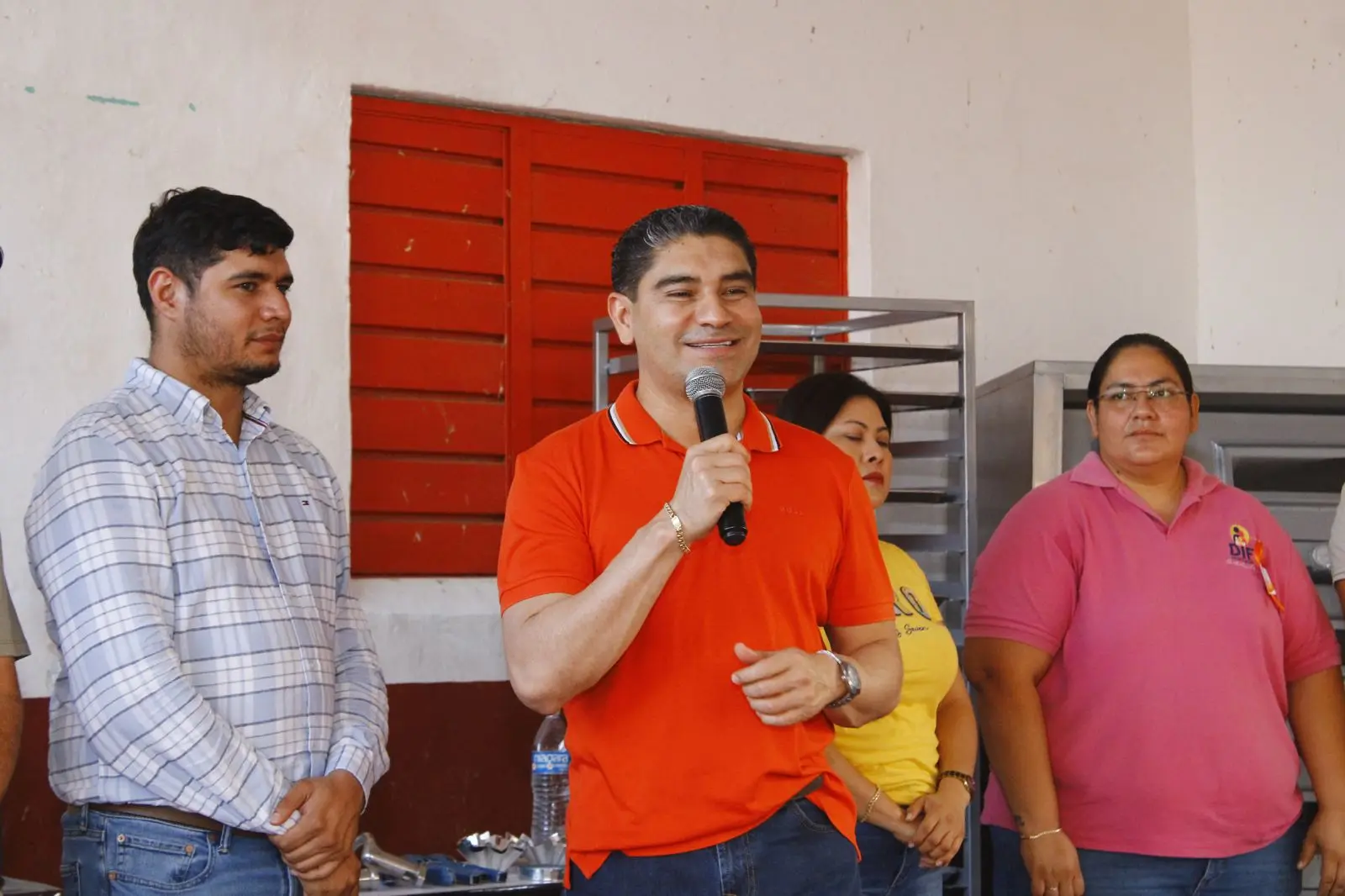 Entrega Pablo Varona proyecto para panadería a mujeres en Arroyo Hondo.