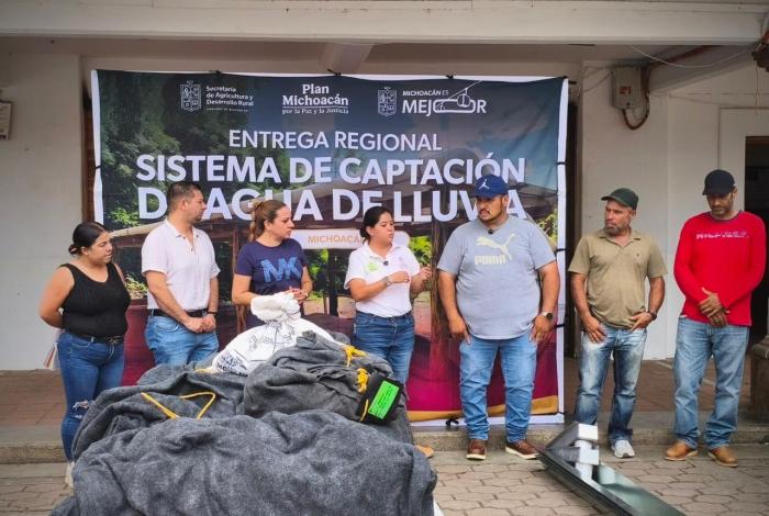 Entrega Sader sistemas de captación de agua en comunidades rurales de Coalcomán