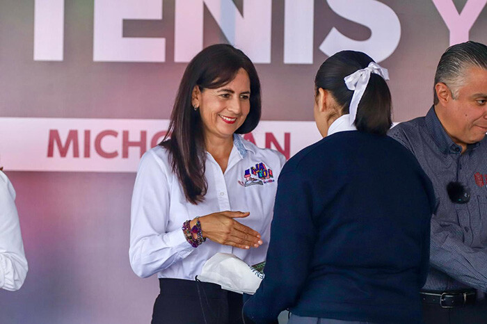 Entrega Secretaría de Educación tenis en secundarias de Trincheras y Santa María, en Morelia