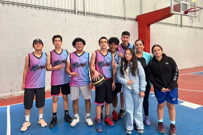 Entrega Tere Herrera uniformes deportivos a jóvenes hidalguenses