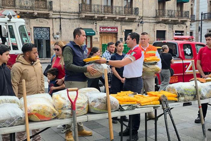 Entregan equipo a bomberos voluntarios de municipios de Michoacán