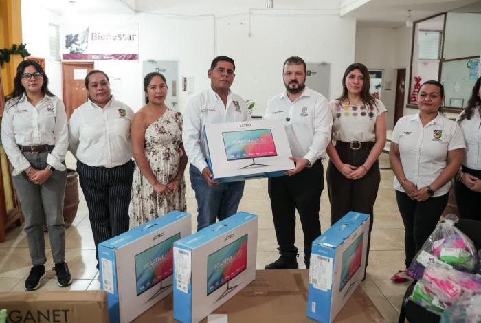 Entregan equipo y kits de gestión menstrual en Coahuayana