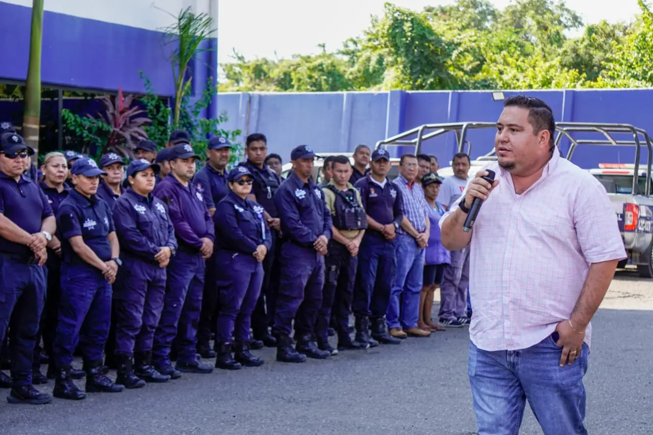 Entregan Prestaciones de Fin de Año a Policía Municipal