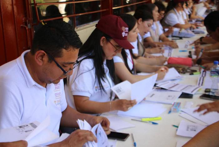 Entregan tarjetas de Becas para el Bienestar en secundarias y universidades públicas de Michoacán