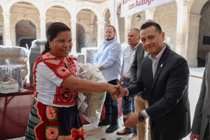 Entregan uniformes y equipamiento para rondas comunitarias de pueblos indígenas de Michoacán