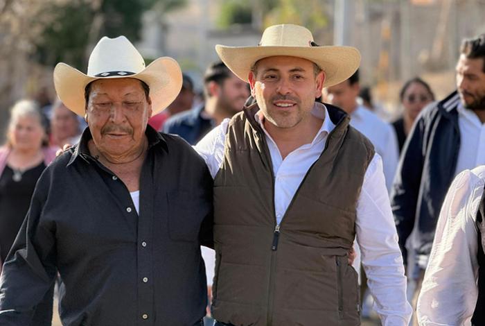 Eric Gaona entrega de red eléctrica y bomba de agua en la comunidad de El Puesto