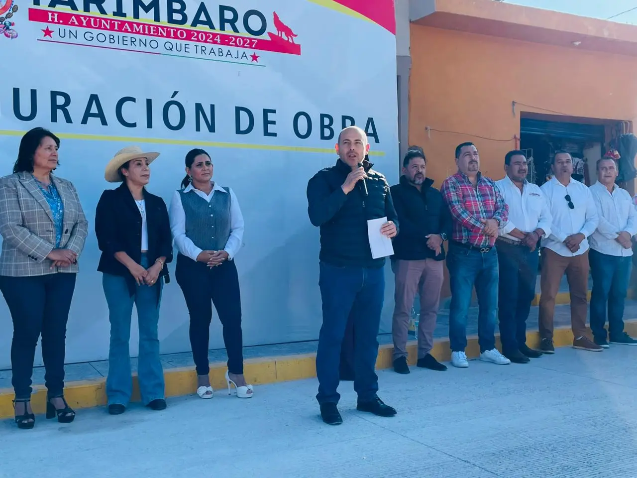 Eric Gaona inaugura obra vial en Téjaro de los Izquierdo