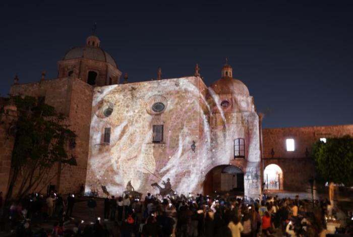 Escala el jaguar los muros de la Casa de la Cultura