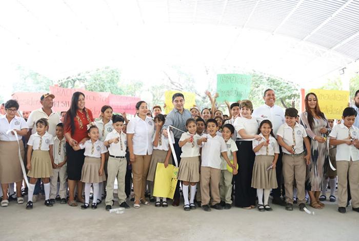 Escuela “20 de noviembre” es beneficiada con techumbre y cancha en Huetamo