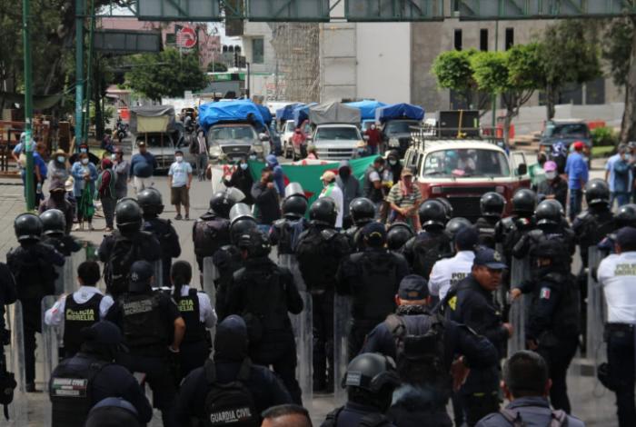 Estado y municipio frenan plantón del FNLS en el centro de Morelia; operativo los contiene en Calzada La Huerta