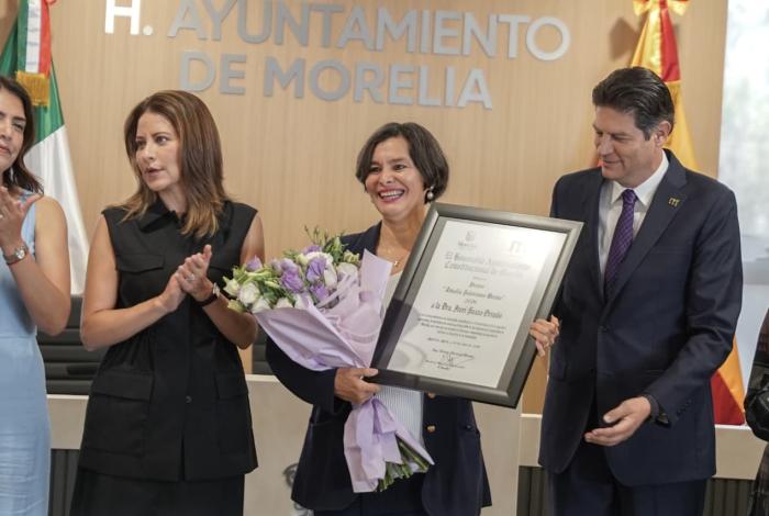 Este reconocimiento es de quienes me formaron: Ireri Suazo recibe Presea Amalia Solórzano