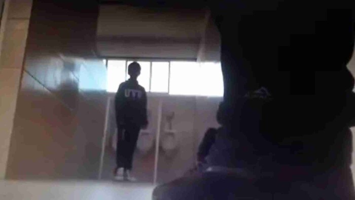 Estudiante golpea a compañero en un baño en Coahuila 