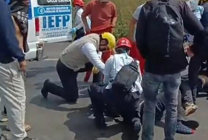 Estudiante normalista es atropellado mientras estaba “boteando” en la Morelia-Pátzcuaro
