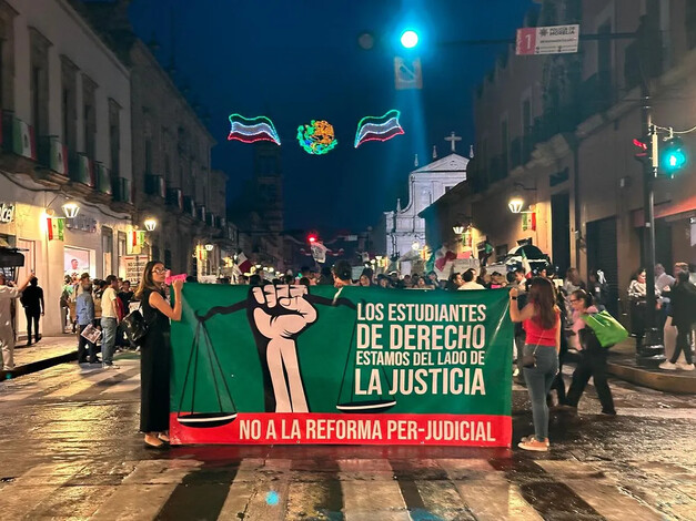 Estudiantes de Derecho protestan en Morelia contra reforma judicial