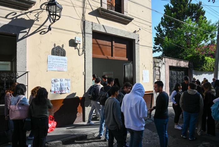 Estudiantes de Facultad de Derecho de la UMSNH se movilizan