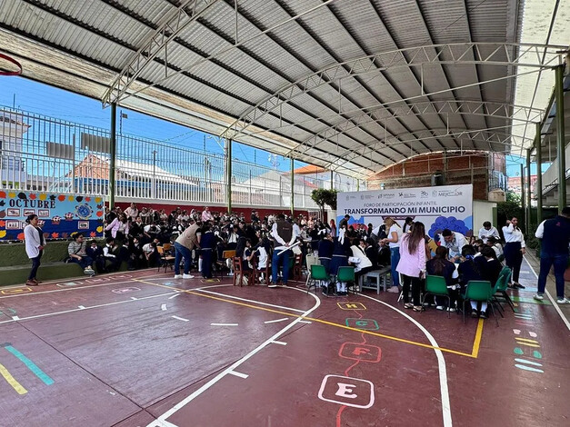 Estudiantes de la ciudad de Uruapan se divierten y aprenden con obra del teleférico