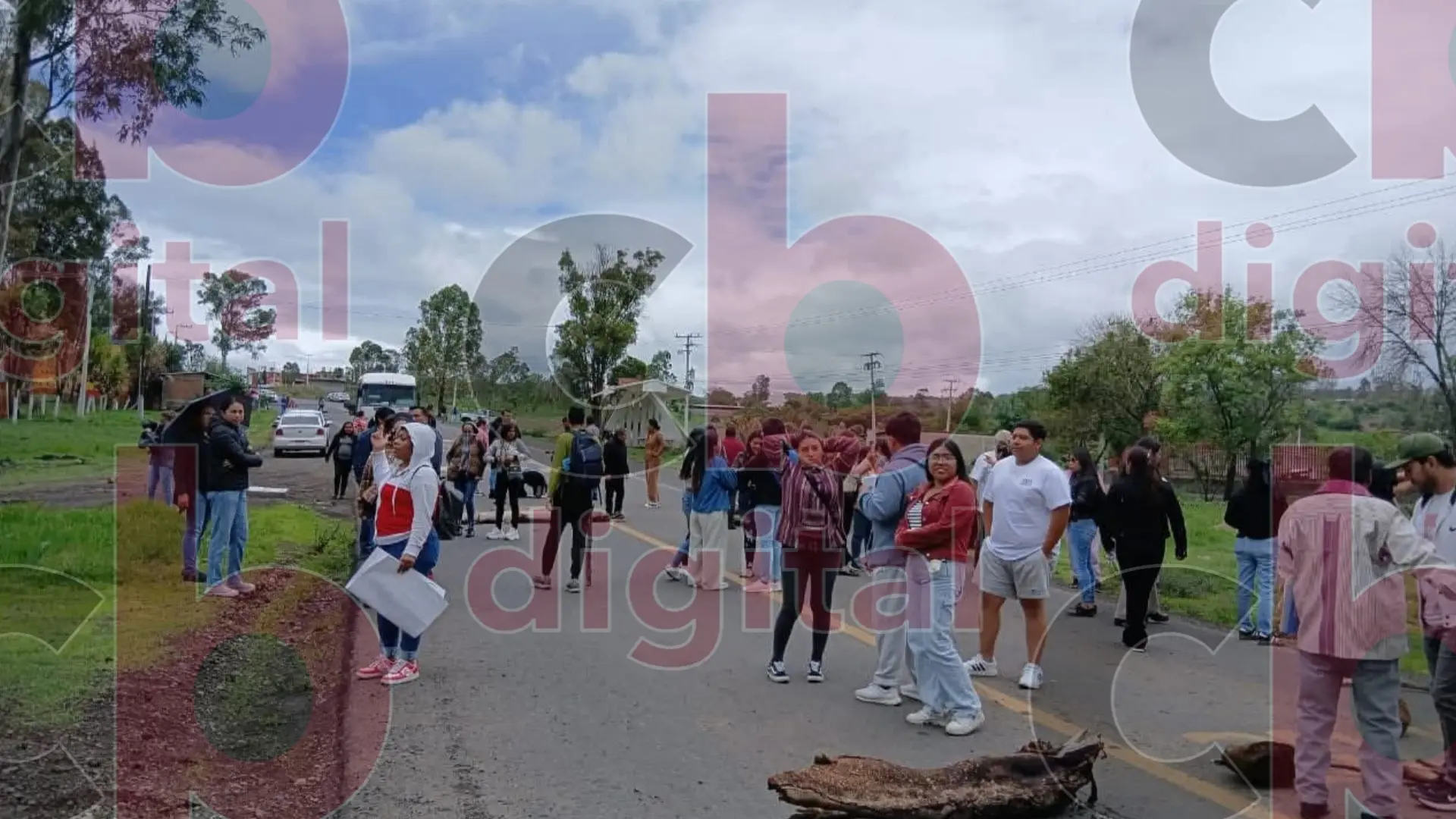 Estudiantes de la UIIM toman la carretera Zacapu-Morelia