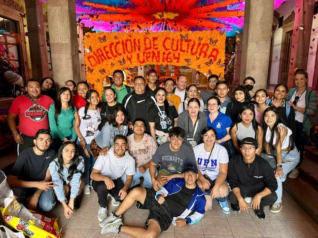 Estudiantes de la UPN Zitácuaro montan ofrenda monumental de la Monarca